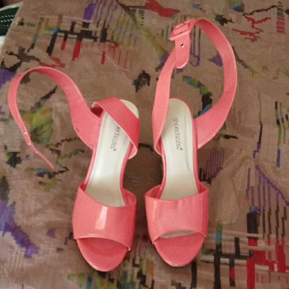 9.5 Shoedazzle platform type shoe